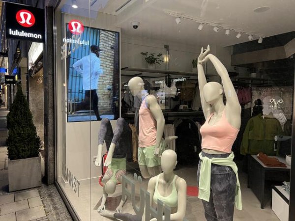 牛弘配资 美国网友陷入激烈争论：Lululemon裤子成本究竟几美元？